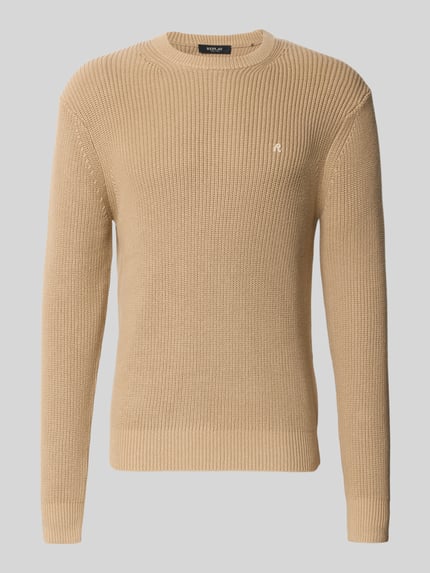 Produktfoto, Slim Fit Pullover aus reiner Baumwolle in Strick-Optik von Replay, beige, Rundhalsausschnitt, dezentes Logo, fein strukturierte Textur.
