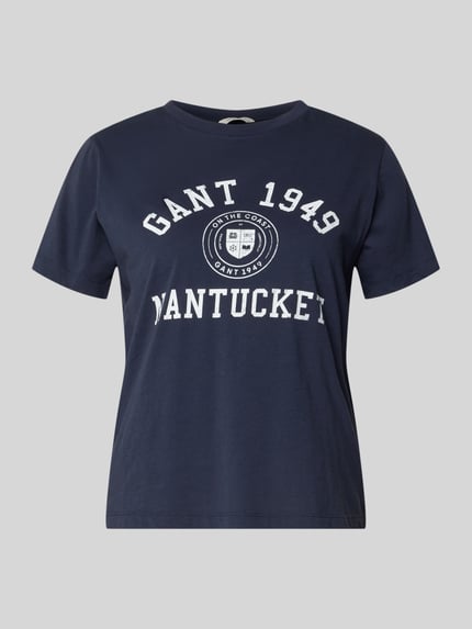 Vrouwenmodel draagt T-shirt met labelprint van G-Star Raw in donkerblauw, puur katoen, regular fit, ronde hals, ruglengte maat S: 60 cm. Ganzkörperansicht von vorne.