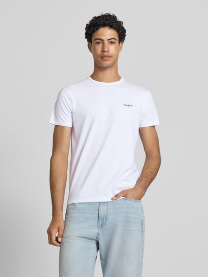 Männermodel trägt Pepe Jeans Slim Fit T-Shirt aus Baumwoll-Mix Modell 'ORIGINAL BASIC 3' in Optik: Unifarben mit Label-Schriftzug, Rundhals, Kurzarm, Materialverarbeitung: Jersey, Material: Baumwoll-Mix, Ganzkörperansicht von vorne.