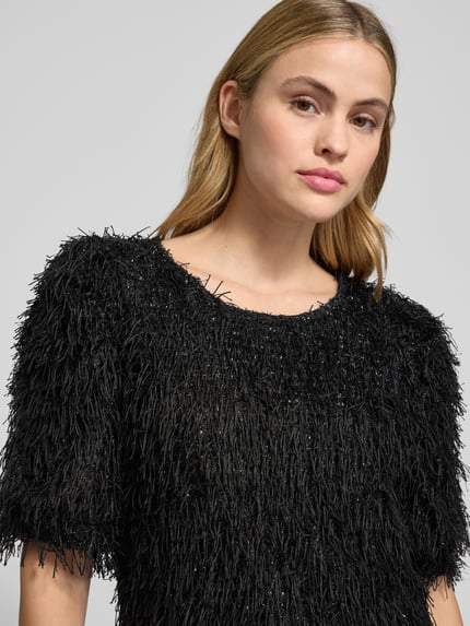 Vrouwenmodel draagt Pullover met Fransen en Rundhalsausschnitt Modell 'MARLIN' van FREE/QUENT in zwart, 1/2-mouw, normale pasvorm. Nahaufnahme bovenlichaam.