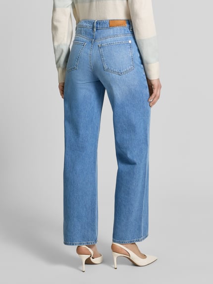 Männermodel trägt Wide Leg Jeans im Used-Look von comma, mieszanka bawełny i lyocellu, wpuszczane kieszenie, efekt znoszenia, szerokość w rozmiarze 36/32: 36 cm, długość wewnętrzna nogawki 80 cm, jasnoniebieski denim, Ganzkörperansicht Rückansicht.