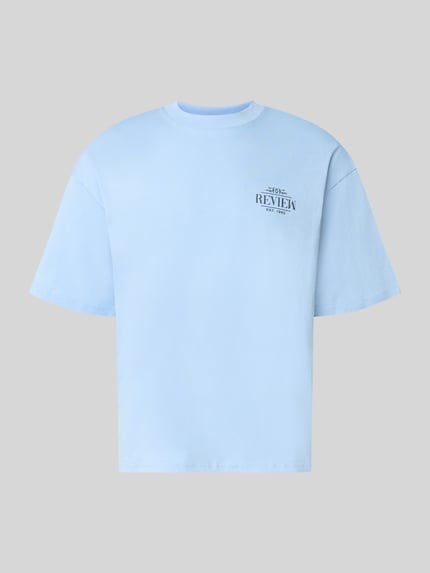 Produktfoto, Regular Fit T-Shirt aus reiner Baumwolle mit rückseitigem Print von REVIEW, jasnoniebieski, detal z logo, krój regular fit, bawełna, Długość tyłu w rozmiarze M: 67 cm