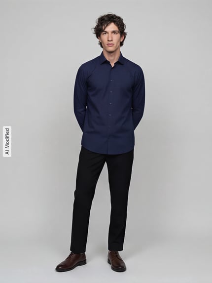 Männermodel trägt OLYMP Body Fit Businesshemd aus katoenmix in donkerblauw, gecombineerd met zwarte broek, Heren zakelijk overhemd, Ganzkörperansicht von vorne.