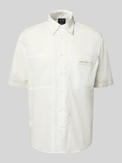 Produktfoto, Boxy Fit Freizeithemd mit Label-Patch von ARMANI EXCHANGE, biała bawełna, kołnierzyk typu kent, listwa guzikowa, brustasza, naszywka z logo, długość tyłu w rozmiarze M: 77 cm, szerokość ramion w rozmiarze M: 48 cm, długość rękawów w rozmiarze M: 30 cm