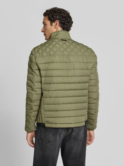 Männermodel trägt Steppjacke mit Stehkragen und Reißverschlusstaschen von Christian Berg Men in Oliv, glatte Struktur, Ganzkörperansicht Rückansicht. Regular Fit, Rückenlänge 68 cm, Schulterbreite 48 cm, Brustweite 60 cm, Ärmellänge 69 cm.