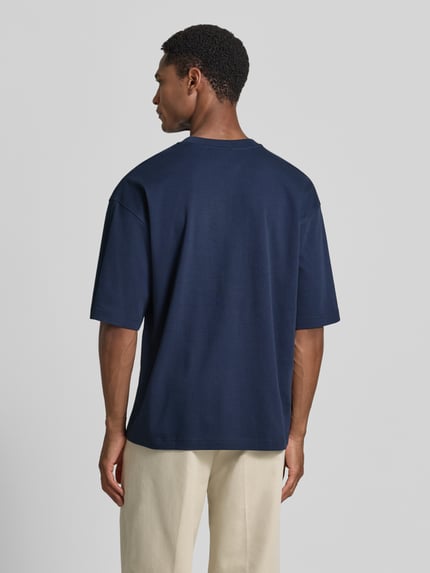 Männermodel trägt Relaxed Fit T-Shirt mit Rundhalsausschnitt von JAKE*S STUDIO MEN aus Reine Baumwolle, navy, Kurzärmelig, Rückenlänge 67 cm, Ganzkörperansicht Rückansicht.