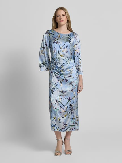 Modelka kobieca nosi Midikleid aus Seiden-Mix mit Raffungen od Marc Cain, niebieskie z kwiatowym wzorem, elastyczny, krój dopasowany, okrągły dekolt, marszczenia, z tyłu zamek, długość pleców w rozmiarze 36: 120 cm, szerokość w rozmiarze 36: 43 cm, długość rękawa w rozmiarze 36: 51 cm, widok całej sylwetki z przodu.
