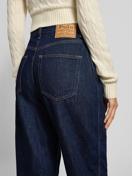 Frauenmodel trägt Ankle Straight Fit Jeans mit Eingrifftaschen von Polo Ralph Lauren aus reiner Baumwolle, verkürzte Passform, Detailaufnahme Rückansicht.