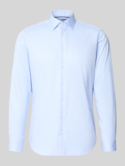 Produktfoto, Regular Fit Business-Hemd mit Kentkragen von Christian Berg Men in Hellblau aus Reine Baumwolle mit Knopfleiste, Sportmanschetten, abgerundetem Saum, Rückenlänge 78 cm, Schulterbreite 43 cm, Ärmellänge 65 cm.