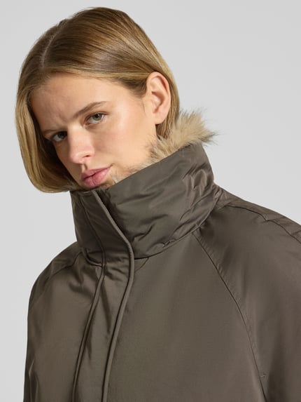 Frauenmodel trägt Bomberjacke mit Webpelzkragen Modell 'ONLAUDREY' von ONLY, unifarben, Stehkragen, Nahaufnahme Oberkörper.