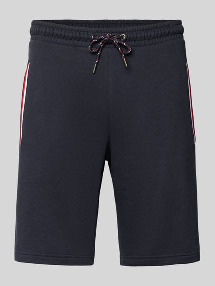 Produktfoto, Shorts mit elastischem Bund von Christian Berg Men, granatowy bawełniano-elastanowy krój regular fit, kontrastowe paski przy kieszeniach, elastyczny ściągacz w pasie, tunel na sznurek, szerokość w rozmiarze M 43 cm, długość nogawki od wewnątrz w rozmiarze M 23 cm, gładka tekstura