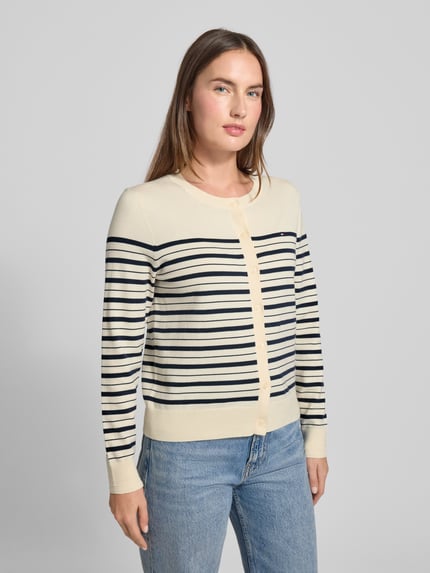 Frauenmodel trägt Regular Fit Strickjacke aus Baumwoll-Mix von Tommy Hilfiger, gestreift, creme-dunkelblau, Feinstrick, Nahaufnahme Oberkörper.