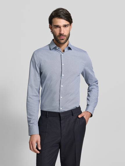 Mannelijk model draagt Slim Fit Vrijetijdsoverhemd met Kentkraag van OLYMP No. Six, katoenmix, met lange mouwen, doorlopende knoopsluiting, sportmanchetten, ruglengte 79 cm, schouderbreedte 43 cm, mouwlengte 66 cm, voorkant bovenlichaam close-up