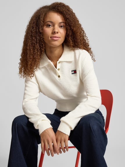 Vrouwenmodel draagt Cropped Strick-Poloshirt met Alpaka-Woll-Anteil Modell 'TJW FLUFFY POLO SWEATER' van Tommy Jeans, unikleur, regular fit, geribde boorden, polokraag, lange mouw, gebreide textuur, label stitching, Ganzkörperansicht von vorne.