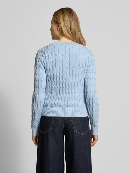 Modelka kobieca ma na sobie Slim Fit Strickpullover aus reiner Baumwolle od Tommy Hilfiger, niebieski, krój slim fit, dzianina, widok całej sylwetki z tyłu.