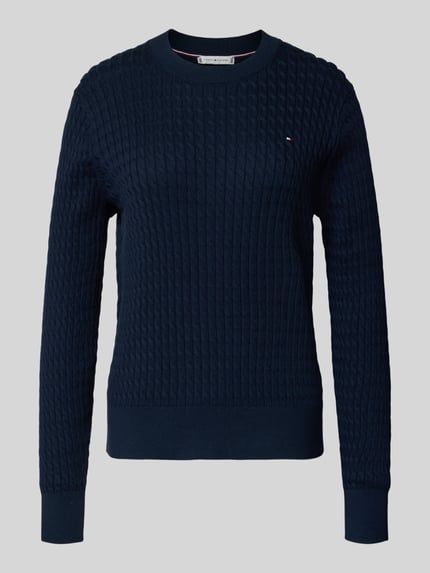 Produktfoto, Slim Fit Pullover aus reiner Baumwolle von Tommy Hilfiger, jednokolorowy, imitacja dzianiny, krój slim fit, wzór w warkocze, detal z logo, okrągły dekolt, długi rękaw, prążkowane wykończenia, wykończenie materiału: dzianina, bawełna