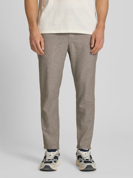 Mannelijk model draagt Tapered Leinenhose aus Baumwoll-Leinen-Mix Modell 'LINUS' van Only & Sons in mêlee, zij- en achterzakken, tunnelkoordsluiting, boord, mix van katoen en linnen, tapered fit, melangelook. Ganzkörperansicht van voren.