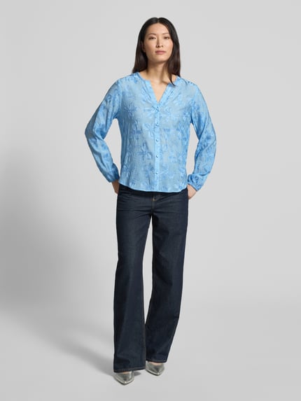 Vrouwenmodel draagt Bluse aus Viskose-Mix mit Knopfleiste Modell 'Randy' van FREE/QUENT, blauw, straight fit, Serafino-kraag, elastische mouwuiteinden, voorkant, volledige lichaamsweergave.