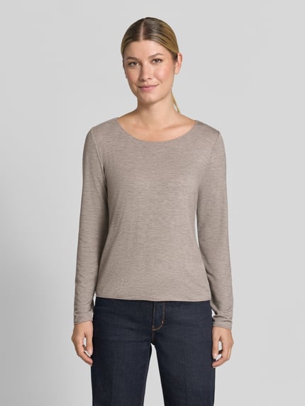 Vrouwenmodel draagt shirt met lange mouwen van viscosemix, slim fit, model 'Kirosa' van someday, ronde hals, elastische boorden, ruglengte bij maat 36: 56 cm, rechte pasvorm, neutrale taupe kleur, gladde textuur, Ganzkörperansicht van voren.