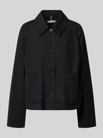Produktfoto, Relaxed Fit Trenchcoat aus reiner Baumwolle von Tommy Hilfiger in Schwarz, kurze Länge, Umlegekragen, wasserabweisender Twill, einreihige Knopfleiste, Logo-Detail, gerade Ärmelabschlüsse, unifarbene Optik.