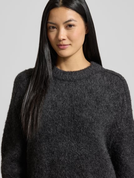 Vrouwenmodel draagt Strickpullover mit gerippten Abschlüssen van Smith and Soul, donkergrijs, zachte textuur, ronde hals, materiaal-mix, losse snit, Nahaufnahme bovenlichaam.