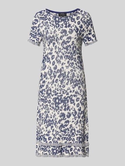 Frauenmodel trägt Knielanges Strickkleid aus Viskose-Mix im Allover-Look von Marc Cain in Weiß und Blau, A-Linie, Rundhalsausschnitt, Ganzkörperansicht von vorne. Rückenlänge bei Größe 36: 101 cm, Brustweite: 43 cm, Ärmellänge: 22 cm.