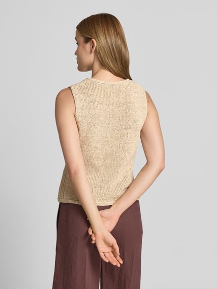 Vrouwenmodel draagt tricottop met ronde hals van Oui in katoenmix, grof tricot, recht model, ruglengte maat 36: 54 cm. Ganzkörperansicht Rückansicht.