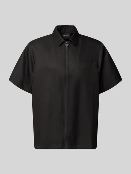 Produktfoto, schwarzes Relaxed Fit Freizeithemd mit Reißverschluss von COLUCCI, Umlegekragen, Logo-Stitching, Kurzärmelig, glatte Textur