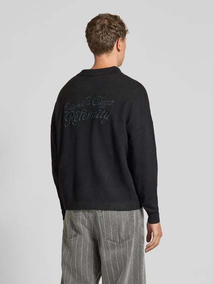 Männermodel trägt zwarte gebreide pullover met polokraag en knoopsluiting van RETERNITY, Materiaalmix met katoen, regular fit, labelstitching, ruglengte maat M 65 cm, mouwlengte maat M 48 cm, Ganzkörperansicht Rückansicht