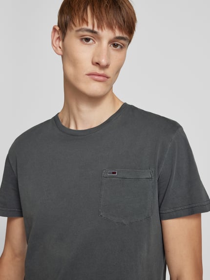 Tommy Jeans Regular fit T-shirt van katoen met borstzak Zwart - 3