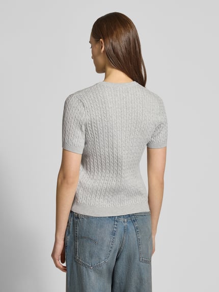 Vrouwenmodel draagt Kurzarmpullover met Zopfmuster und Rundhalsausschnitt van Review, katoen, slim fit, logo, ribboorden, grijs, geheel achteraanzicht.