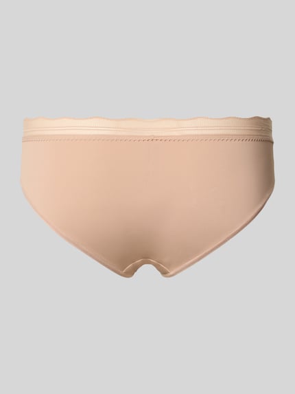 Frauenmodel trägt Slim Fit Hipster mit Logo-Detail Modell 'Go Blush' von Sloggi in Beige mit Spitzenbesatz, Rückenansicht, Nahaufnahme Rückansicht. Damen Hipster mit elastischem Material-Mix.