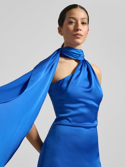 Frauenmodel trägt Neckholder-Abendkleid mit Schal von TROYDEN COLLECTION aus blauem Satin, figurbetont, Nahaufnahme Oberkörper.