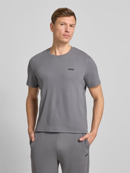 Männermodel trägt Regular Fit T-Shirt aus Baumwoll-Mix von BOSS in Optik: Unifarben, Waffel-Struktur, Rundhals, Kurzarm, Ganzkörperansicht von vorne.