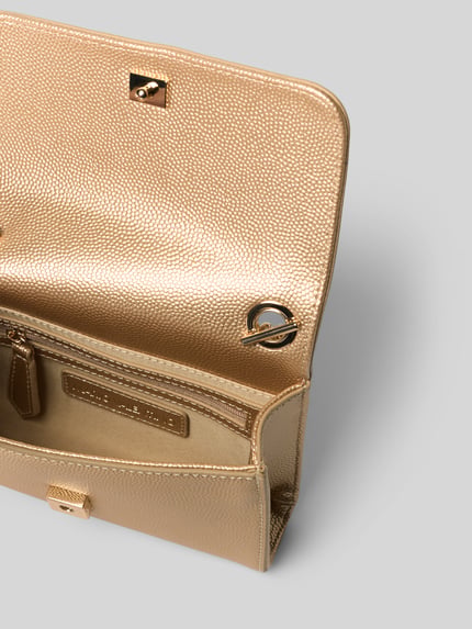 Produktfoto, torba na ramię 'Umhängetasche mit Label-Detail' od Valentino Bags w kolorze złotym, tekstura skóropodobna, widoczne zapięcie i detal z logo, damska torba na ramię od Valentino Bags.