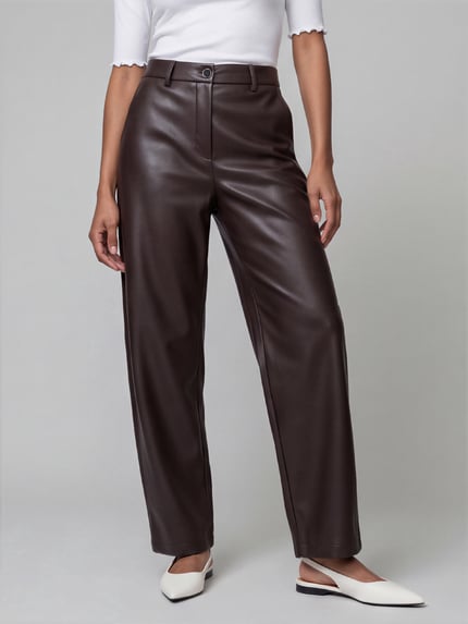 Kobieta nosi spodnie krój regular fit ze skóry lub ekoskóry Regular Fit Leder- / Kunstlederhose mit Label-Detail Modell 'PHIBI' od Raffaello Rossi, ciemny brąz, gładka tekstura, damskie spodnie od Raffaello Rossi, z przodu, zdjęcie całej sylwetki.
