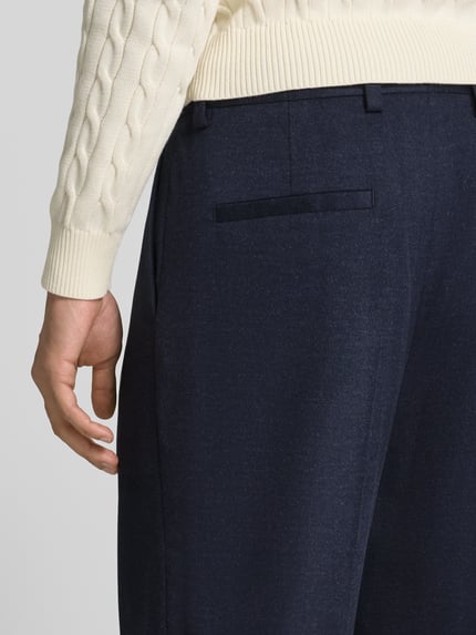 Männermodel trägt donkerblauwe Modern Fit Anzughose mit Woll-Anteil Modell 'Tony262X' van HUGO, heren wijde broek, detailopname rugaanzicht.