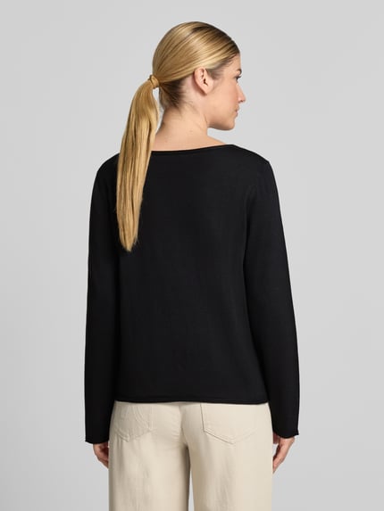 Modelka kobieca nosi Regular Fit Pullover aus Baumwoll-Viskose-Mix von s.Oliver RED LABEL, czarny, prosty krój, widok całej sylwetki z tyłu.