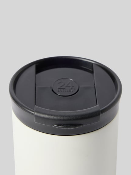 Produktfoto, Travel Mug aus Edelstahl von 24bottles, jednolity kolor, nadruk z logo, matowa powierzchnia, zakręcana pokrywka, stal nierdzewna, 350 ml, 12 cm wysokości, 8 cm średnicy, termoizolacja, szczelny, bez BPA, otwór na klik, do napojów zimnych i gorących.