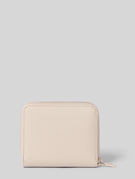 Produktfoto, Portemonnaie in Leder-Optik Modell 'Laurel' von Guess, cremefarben, strukturierte Oberfläche, Reißverschluss, Logo-Applikation.