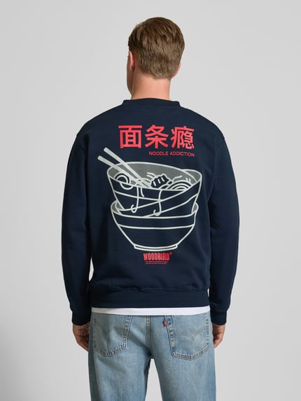 Männermodel trägt Sweatshirt mit Label-Print Modell 'Cane' von WOODBIRD in Dunkelblau, Baumwolle, Regular Fit, Ganzkörperansicht Rückansicht