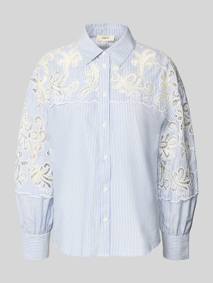 Produktfoto, Regular Fit Bluse mit Spitze Modell 'LETICIA' von SUNCOO PARIS aus Reine Baumwolle mit Hemdblusenkragen und Knopfleiste, blaue Streifen, florale weiße Spitze, Rückenlänge 70 cm, Ärmellänge 58 cm, Damen Bluse