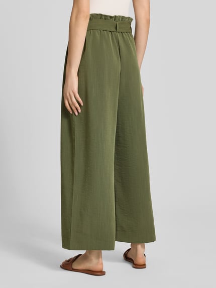 Frauenmodel trägt Regular Fit Bundfaltenhose aus Viskose-Mix Modell 'MARSA' von Only, Optik: Unifarben, High-Waist, Rüschen, Ganzkörperansicht Rückansicht.