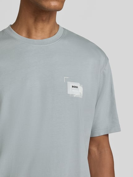 Männermodel trägt Regular Fit T-Shirt aus reiner Baumwolle Modell 'Te_Frame' von BOSS, hellgrau, glatte Textur, Nahaufnahme Oberkörper, Herren T-Shirt von BOSS Orange.