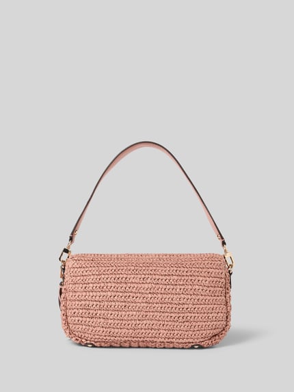 Produktfoto, Shoulder Bag in Flecht-Optik Modell 'OFELIA' von Guess in Rosa mit Logo-Detail, Magnetverschluss, abnehmbarem Schulterriemen, Hauptfach mit Überschlag, Reißverschlussinnentasche, Maße: 28 x 16 x 6 cm, Riemenlänge 130 cm, strukturierte Flecht-Textur.