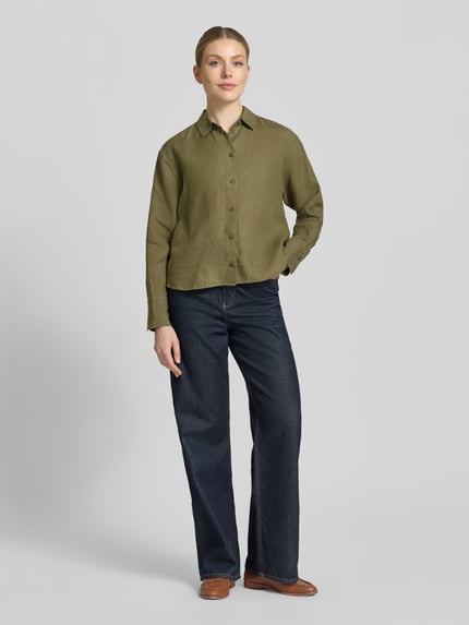 Frauenmodel trägt Regular Fit Hemdbluse aus reinen Leinen von Christian Berg Woman Selection, Olivgrün, strukturierte Textur, Ganzkörperansicht von vorne. Damen Hemdbluse, Hemdblusenkragen, durchgängige Knopfleiste, langärmelig, Rückenlänge 64 cm, Ärmellänge 56 cm, Größe 36.