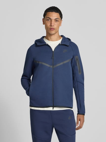 Mannenmodel draagt Regular Fit sweatjack uit katoenmix van Nike, effen donkerblauw, Heren sweatjack van Nike, voorkant volledige lichaamsopname.