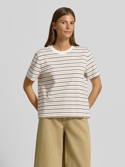 Vrouwenmodel draagt Boxy Fit t-shirt van puur katoen model 'ESSENTIAL' van Selected, lichte strepen, Dames t-shirt, vooraanzicht bovenlichaam.