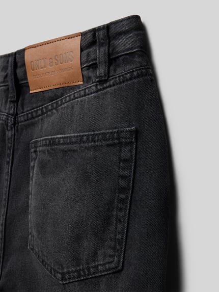 Productfoto, Relaxed Fit Jeansshorts uit puur katoen model 'CARL' van Only & Sons, zwarte denimlook met labelpatch, 5-pocketmodel
