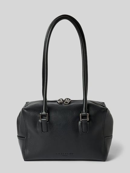 Produktfoto, schwarze Satchel Bag mit Label-Prägung Modell 'KAYLA' von LIEBESKIND BERLIN, strukturierte Lederoptik, silberne Details, Zweiwege-Reißverschluss, lange Tragegriffe, rechteckige Form, Aufnahme vor grauem Hintergrund, Hauptfach mit Reißverschlusstasche sowie Schulterriemen 70 cm, Maße 25x17x10 cm.